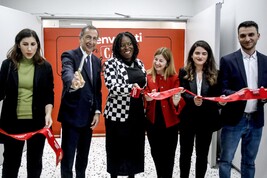 Il taglio del nastro con il sindaco Giuseppe Sala per inaugurare i nuovi uffici della Coca Cola