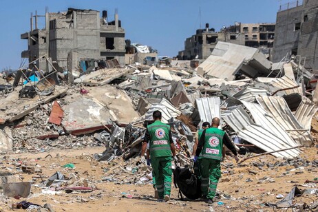 Paramedici palestinesi in prossimità dell'ospedale Al-Shifa