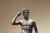 El Atleta Victorioso es atribuida a Lisipo, un escultor griego del siglo IV antes de Cristo. La obra apareció en el mar, frente a Las Marcas. 