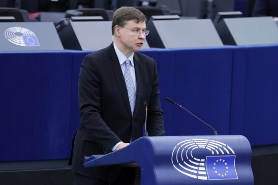 Dombrovskis: "Avanti con l'indagine Ue sui sussidi cinesi alle auto elettriche"